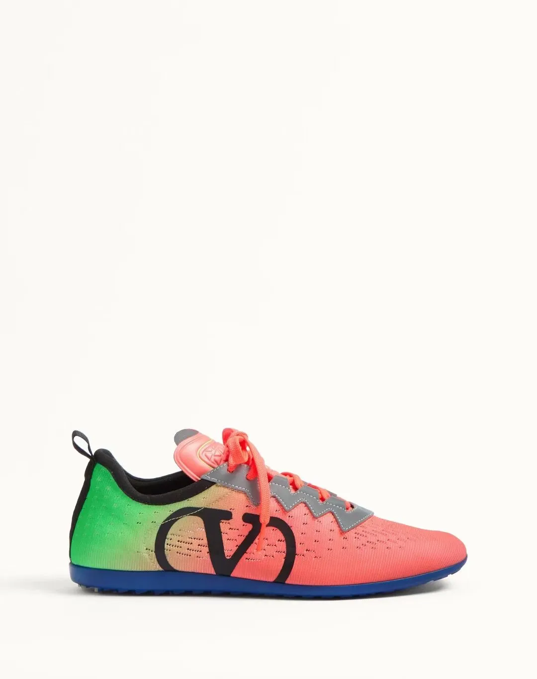 Men's Men's Shoes 💰620 VALENTINO 🌹🌹🌹2025 Valentino's latest spring sneakers! The counter 🔥 recommends RUNBOOT, which is lightweight and comfortable. It has a multi-functional design that integrates blue sneakers, running shoes, and fashionable sneakers to create a cool on-foot effect. ♥️♥️Fashionable sneakers that are sought after by many popular celebrities and fashion influencers♥️♥️. 👉All-round original 1:1 high-end production 👉Fabrics: Two options: delicate, soft and comfortable eyelet lambskin and high-end technical fabrics 👍Super soft suede special lining inside 👍Outsole wear-resistant TPU material 👍Full set of original counter packaging